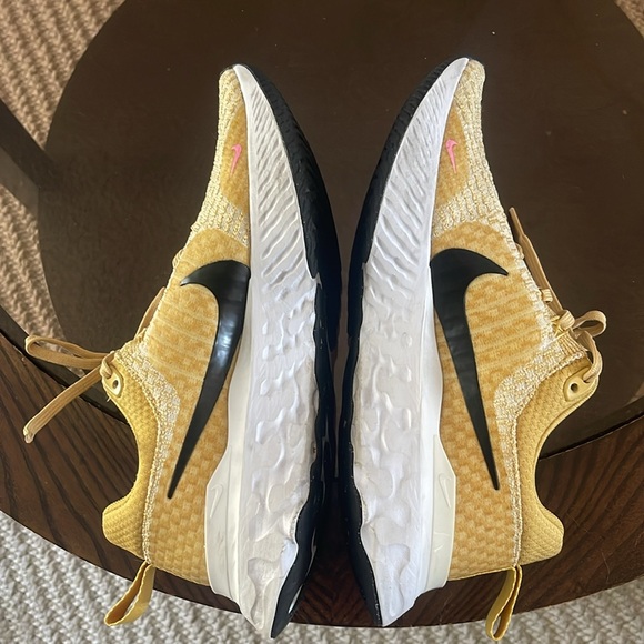 Nike Gold and White Running Shoes - Picture 5 of 7